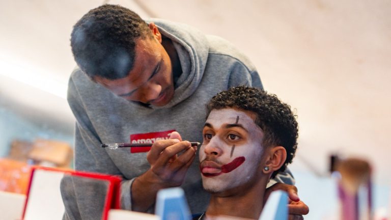 Com maquiagem artística, projeto conecta jovens de escolas públicas à cultura e à profissionalização Com maquiagem artística, projeto conecta jovens de escolas públicas à cultura e à profissionalização
