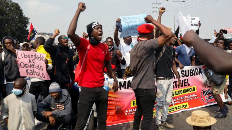 Repressão violenta a protestos em Angola deixa 22 mortos e mais de 1.200 presos Repressão violenta a protestos em Angola deixa 22 mortos e mais de 1.200 presos