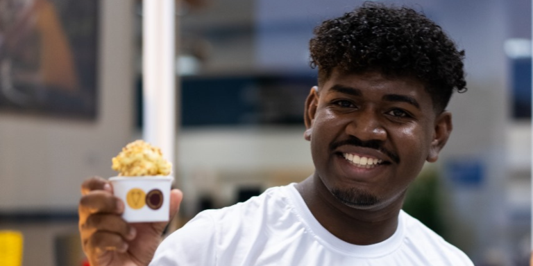 Jovem quilombola cria sorvete vegano à base de mandioca para preservar cultura alimentar Jovem quilombola cria sorvete vegano à base de mandioca para preservar cultura alimentar