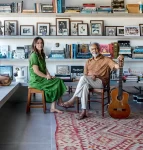 flora-e-gilberto-gil-sentados-em-frente-a-estante-de-livros-210129_gil_e_flora-011