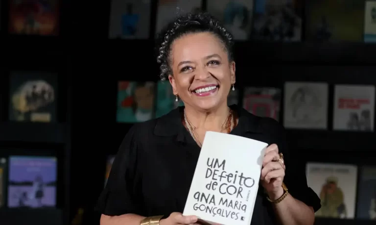 Ana Maria Gonçalves é a primeira mulher negra eleita para a Academia Brasileira de Letras Ana Maria Gonçalves é a primeira mulher negra eleita para a Academia Brasileira de Letras