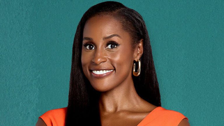 Issa Rae lança novo livro “Eu deveria estar mais inteligente agora”, com reflexões sobre a sua trajetória Issa Rae lança novo livro “Eu deveria estar mais inteligente agora”, com reflexões sobre a sua trajetória