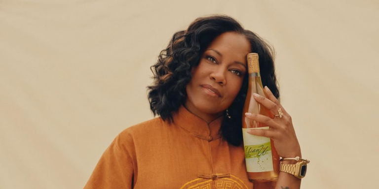 Regina King lança MianU, vinho de laranja criado em homenagem ao filho Ian Regina King lança MianU, vinho de laranja criado em homenagem ao filho Ian