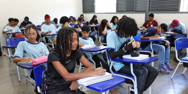 Dia do Estudante: escolas falham em proteger alunos negros do racismo, apontam especialistas Dia do Estudante: escolas falham em proteger alunos negros do racismo, apontam especialistas
