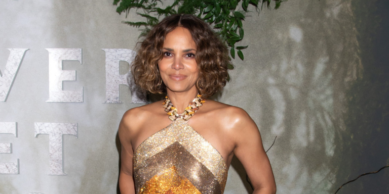 Halle Berry lança plataforma para romper tabus da menopausa e promover saúde feminina