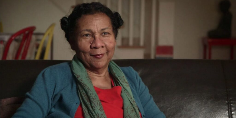 Crítica na Folha de S. Paulo acusa bell hooks de homofobia por autora questionar padrão eurocêntrico em performances drag