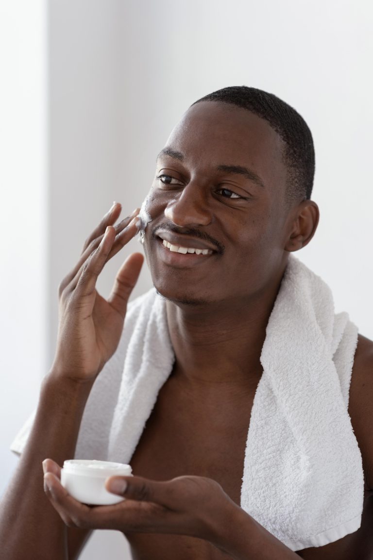 Beleza masculina em alta: 72% dos homens se interessam, mas a masculinidade frágil ainda freia o setor Beleza masculina em alta: 72% dos homens se interessam, mas a masculinidade frágil ainda freia o setor