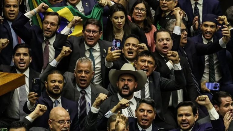 Eles riem na cara dos negros. Não podemos fazer o mesmo!