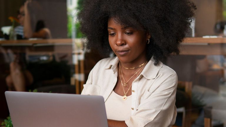 Guia Talentos Negros estreia plataforma digital e amplia visibilidade de profissionais na comunicação