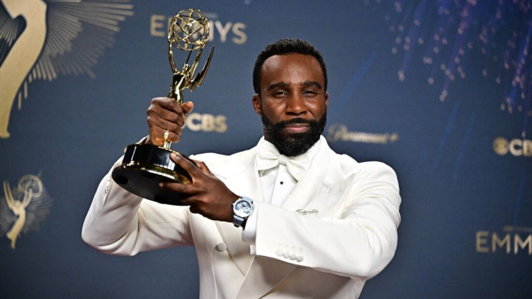 Tramell Tillman se torna o primeiro homem negro a vencer Emmy de Ator Coadjuvante em Série de Drama Tramell Tillman se torna o primeiro homem negro a vencer Emmy de Ator Coadjuvante em Série de Drama