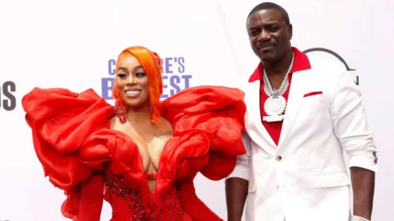 Esposa de Akon pede divórcio quatro dias antes do 29º aniversário de casamento Esposa de Akon pede divórcio quatro dias antes do 29º aniversário de casamento