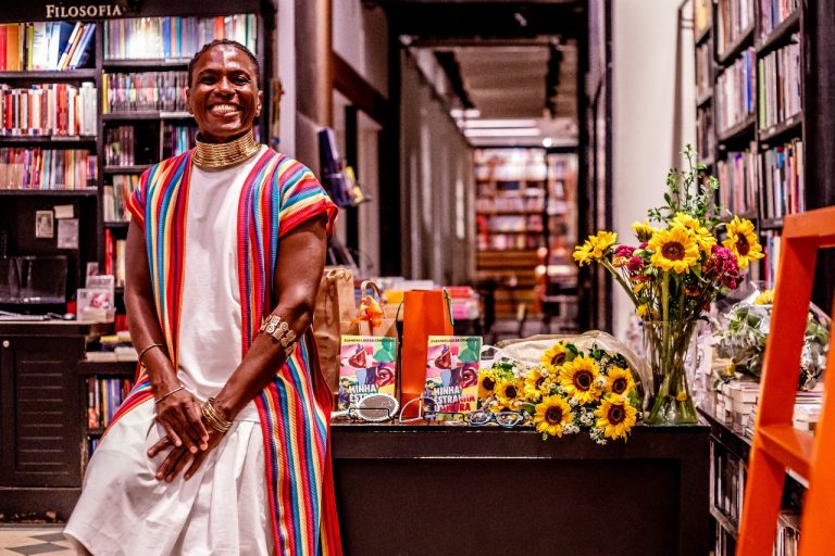 Evandro Luiz da Conceição lança Minha Estranha Loucura, livro sobre o amor LGBTQIAPN+ Evandro Luiz da Conceição lança Minha Estranha Loucura, livro sobre o amor LGBTQIAPN+