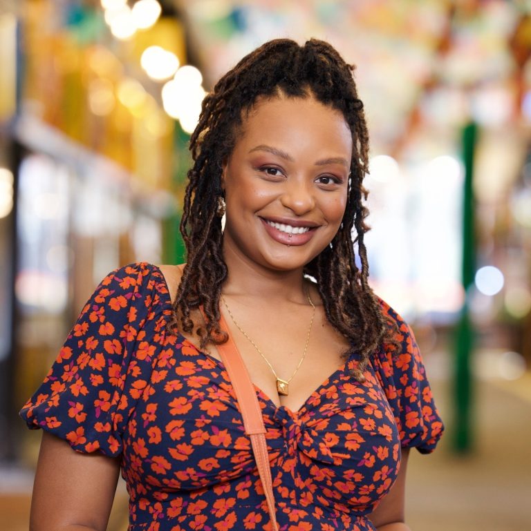 “Sou muito grata por fazerem uma personagem que vive normalmente”, Haonê Thinar, atriz de Pam em Dona de Mim, interpreta personagem sem reforçar clichês de deficiência