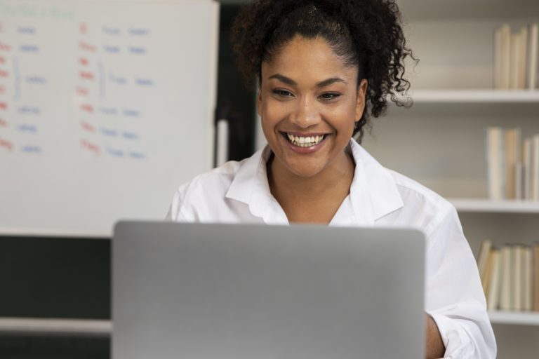 Formação online em letramento racial oferece acesso gratuito a educadores de todo o Brasil