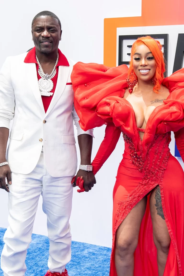 Esposa de Akon solicita €100milhões no divórcio e tribunal descobre apenas US$ 10 mil na conta do cantor Esposa de Akon solicita €100milhões no divórcio e tribunal descobre apenas US$ 10 mil na conta do cantor