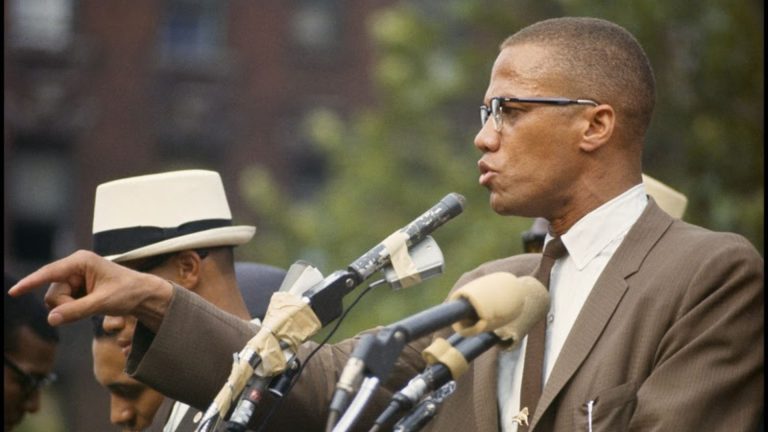 Exposição com fotografias de Gordon Parks destaca Malcolm X, cotidiano e infância da comunidade negra nos EUA