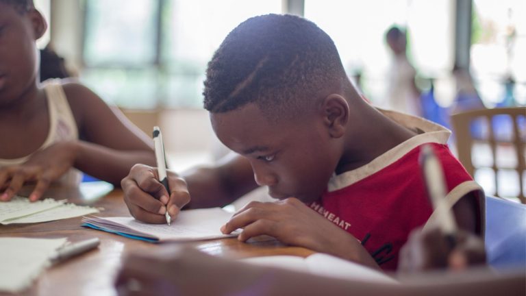 Uma em cada seis crianças de até 6 anos foi vítima de racismo no Brasil; maioria dos casos ocorre em creches e pré-escolas Uma em cada seis crianças de até 6 anos foi vítima de racismo no Brasil; maioria dos casos ocorre em creches e pré-escolas