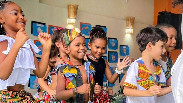 Enquanto o racismo educa em silêncio, a Bahia grita por transformação