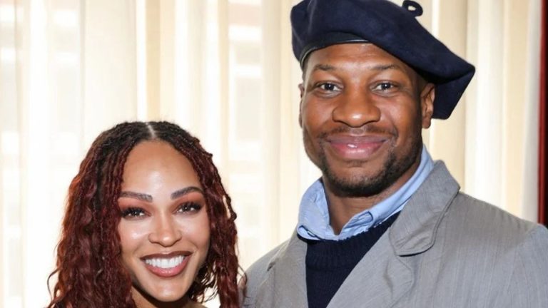 Jonathan Majors revela apoio de Meagan Good em sua luta pela saúde mental: “Ela nunca me deixou sozinho” Jonathan Majors revela apoio de Meagan Good em sua luta pela saúde mental: “Ela nunca me deixou sozinho”