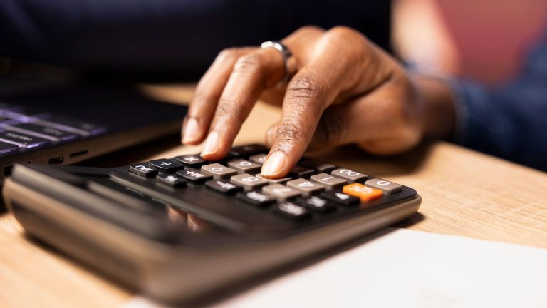 Dívida tem cor: como o crédito reproduz o racismo e a desigualdade no Brasil Dívida tem cor: como o crédito reproduz o racismo e a desigualdade no Brasil