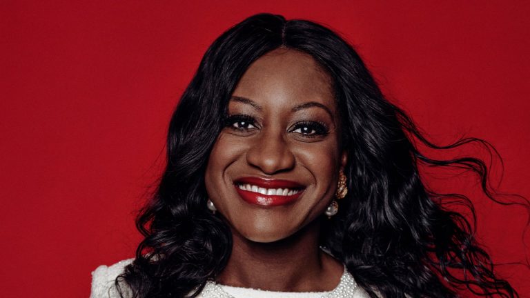 Executiva de Gana é eleita a pessoa negra mais influente do Reino Unido; um grito da excelência global e o espelho para o Brasil