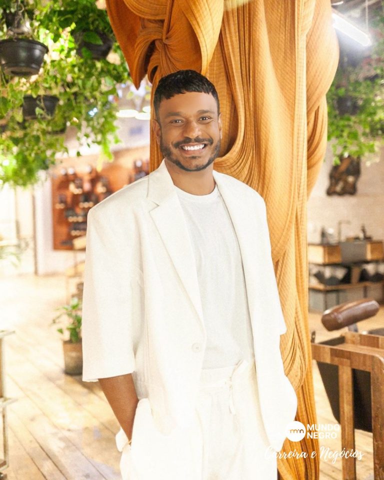 “Ser RP preto é entender que, ao entrar numa sala, muitas vozes entram comigo” Anderson Oliveira, à frente dos maiores projetos e eventos para o público negro “Ser RP preto é entender que, ao entrar numa sala, muitas vozes entram comigo” Anderson Oliveira, à frente dos maiores projetos e eventos para o público negro