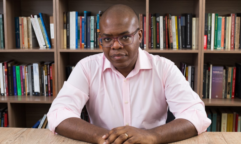 “O mercado financeiro quer o dinheiro do crime sem se sujar”, Silvio Almeida sobre como a necropolítica expõe jovens negros à morte “O mercado financeiro quer o dinheiro do crime sem se sujar”, Silvio Almeida sobre como a necropolítica expõe jovens negros à morte