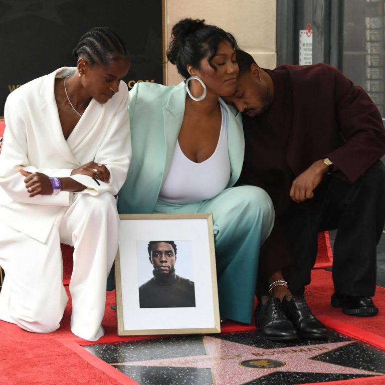 Chadwick Boseman recebe estrela póstuma na Calçada da Fama de Hollywood