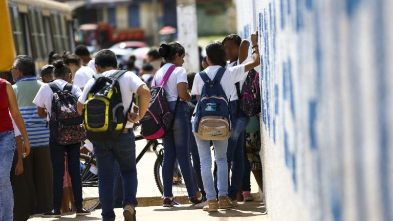 Estudantes negros sofrem três vezes mais bullying racial do que estudantes brancos, aponta estudo