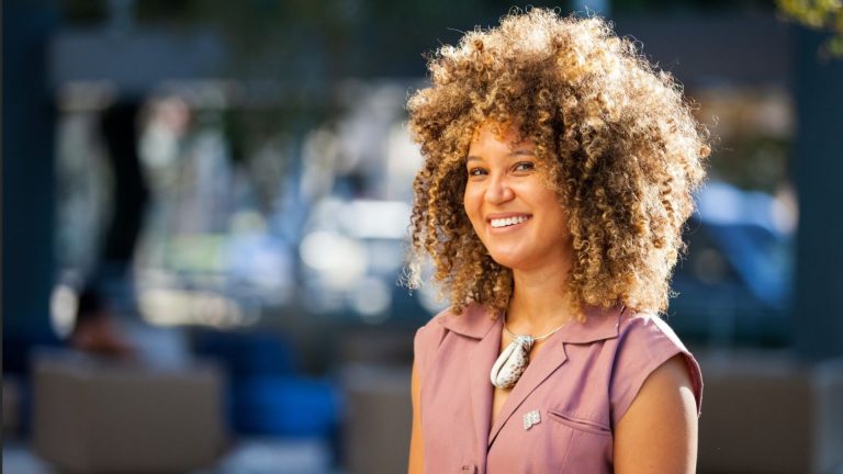 Lívia Rodrigues lidera a criação do primeiro anticaspa para cabelos crespos e cacheados, lançado pela Vichy