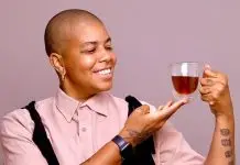 “Quando falo sobre autocuidado e prazer, entendo o chá como fio condutor de tudo isso”, diz Flávia Barbosa