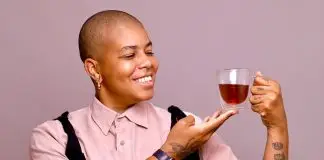 “Quando falo sobre autocuidado e prazer, entendo o chá como fio condutor de tudo isso”, diz Flávia Barbosa