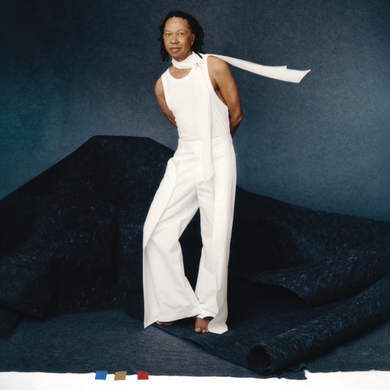 Djavan lança ‘Improviso’ e preserva a elegância musical que acompanha seus 50 anos de carreira