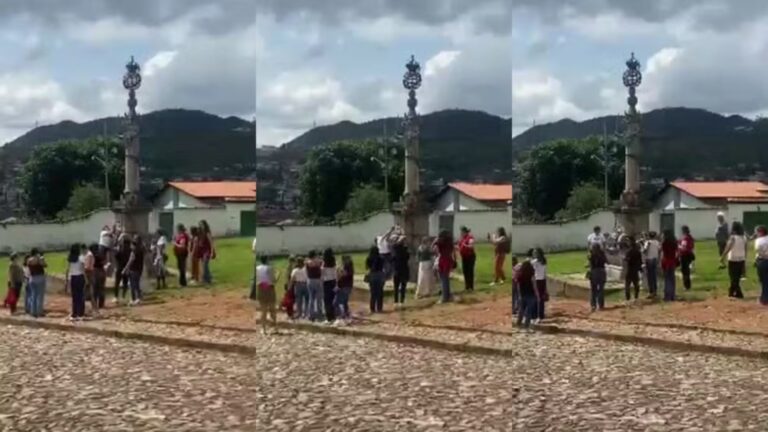 Turistas simulam chicotadas em monumento onde escravizados eram açoitados em Mariana (MG)