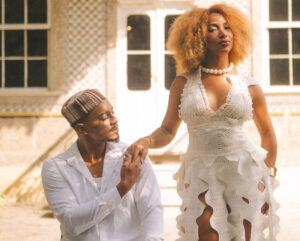 Casal negro posando em retrato formal no Solar do Jambeiro, ensaio Àtúnṣe Ìtàn Àtijọ́