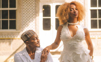Àtúnṣe Ìtàn Àtijọ́: casal negro recria retratos formais do século XX e ocupa o lugar que foi negado Casal negro posando em retrato formal no Solar do Jambeiro, ensaio Àtúnṣe Ìtàn Àtijọ́