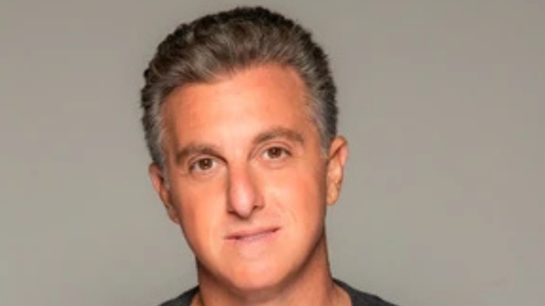 Dados contradizem críticas de Luciano Huck ao Bolsa Família e expõe desconhecimento sobre programas sociais no Brasil