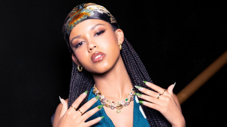 Conheça a trajetória de Samara Siqueira, a primeira mulher negra brasileira a estrear na gigante do K-pop, HYBE!