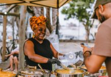 Iyá Sônia Oliveira: a chef que aprendeu no candomblé que cada ingrediente tem um sentido e cada gesto carrega intenção