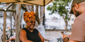Iyá Sônia Oliveira: a chef que aprendeu no candomblé que cada ingrediente tem um sentido e cada gesto carrega intenção