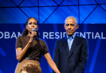 Michelle Obama homenageia a mãe com saia estampada na abertura do Obama Presidential Center