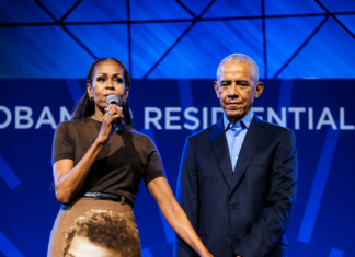 Michelle Obama homenageia a mãe com saia estampada na abertura do Obama Presidential Center