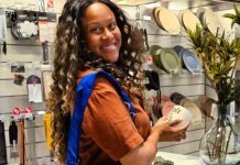 Artista visual Íldima Lima assina sacola da Tok&Stok e resgata o azul como herança africana