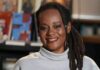 Eliana Alves Cruz vence prêmio da ABL de Melhor Livro de Ficção com ‘Meridiana’ Escritora Eliana Alves Cruz sorrindo com um cenário de livros atrás.