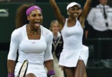 Serena e Venus Williams reatam dupla histórica para disputar Wimbledon As irmãs Serena e Venus Williams sorrindo juntas em uma quadra de tênis.