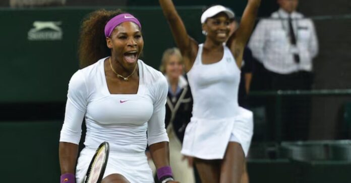 As irmãs Serena e Venus Williams sorrindo juntas em uma quadra de tênis.