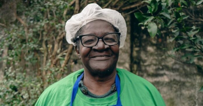 Mulher negra sorrindo.