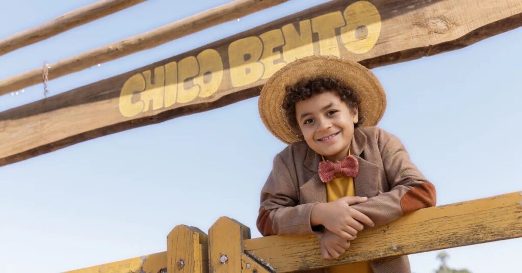 Isaac Amendoim sorrindo vestido como Chico Bento no filme.