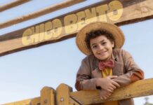 ‘Chico Bento 2’: Isaac Amendoim anuncia sequência do filme sucesso de bilheteria Isaac Amendoim sorrindo vestido como Chico Bento no filme.