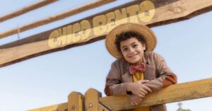 Isaac Amendoim sorrindo vestido como Chico Bento no filme.